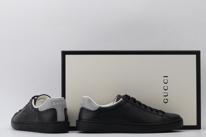 G*u*i* trainer sneaker56